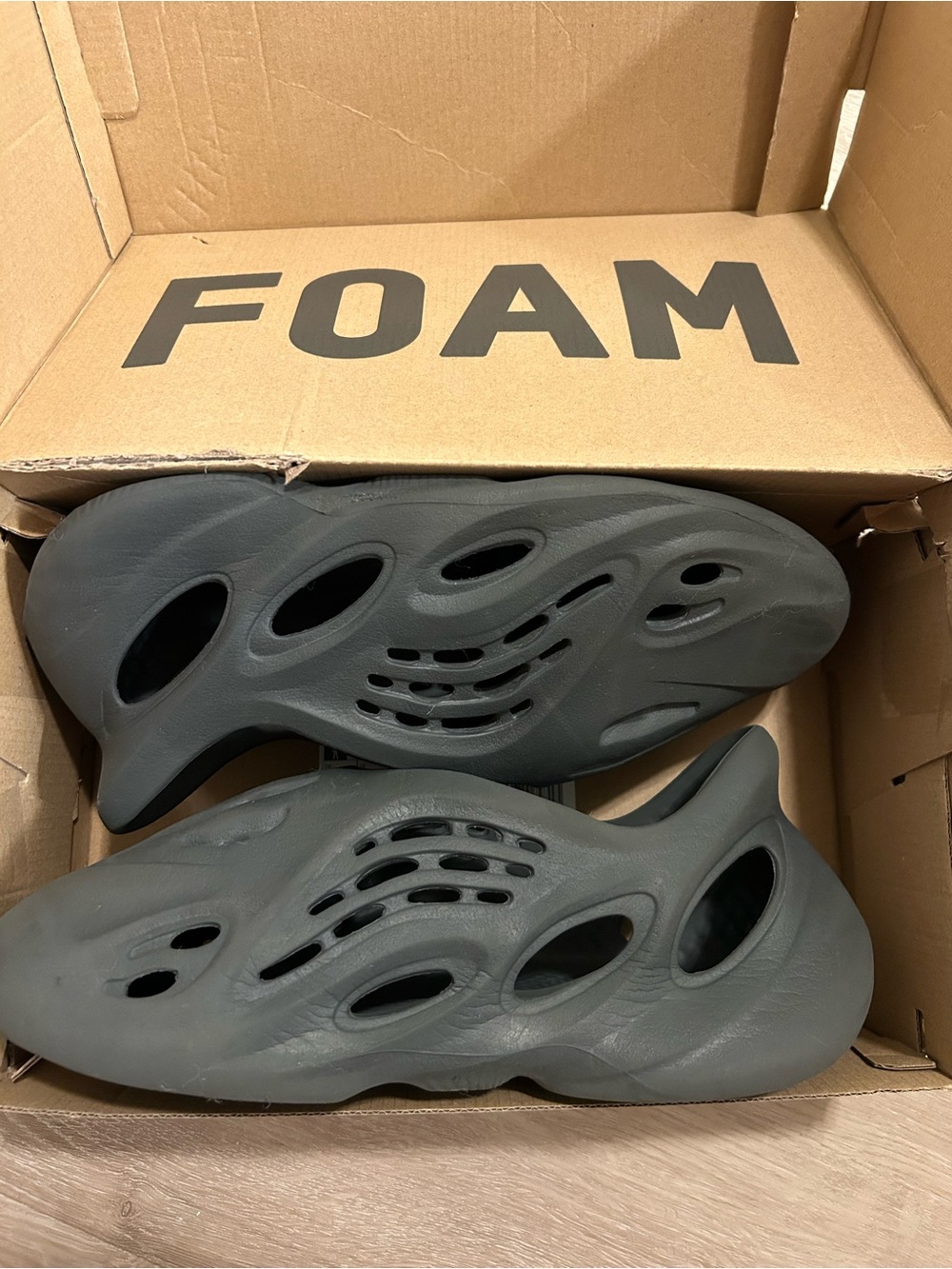 Yeezy foam rnnr size 9
